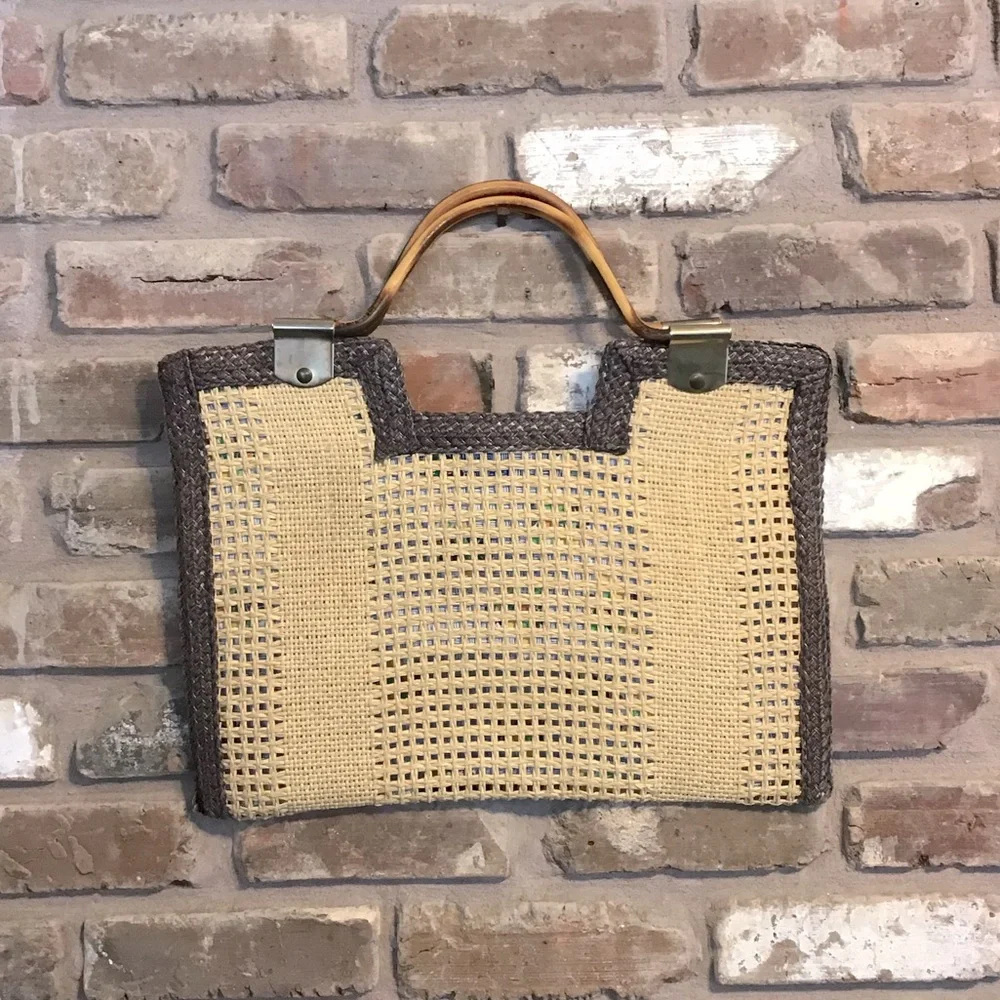 VINTAGE Woman's Boho Woven Grass Basket Bamboo Handles Tote Bag - Picture 1 of 4